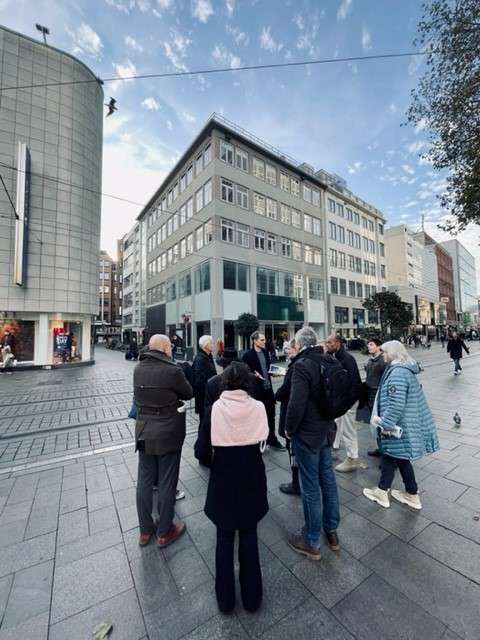 Kleingruppe steht im Kreis in der Einkaufsstraße in der Innenstadt von Bremen