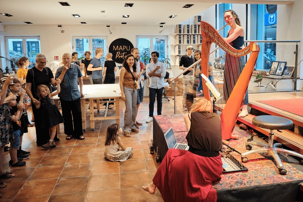 Das (Con)temporary Crafts Studio in Bremen während eines Auftritts einer Flötisten